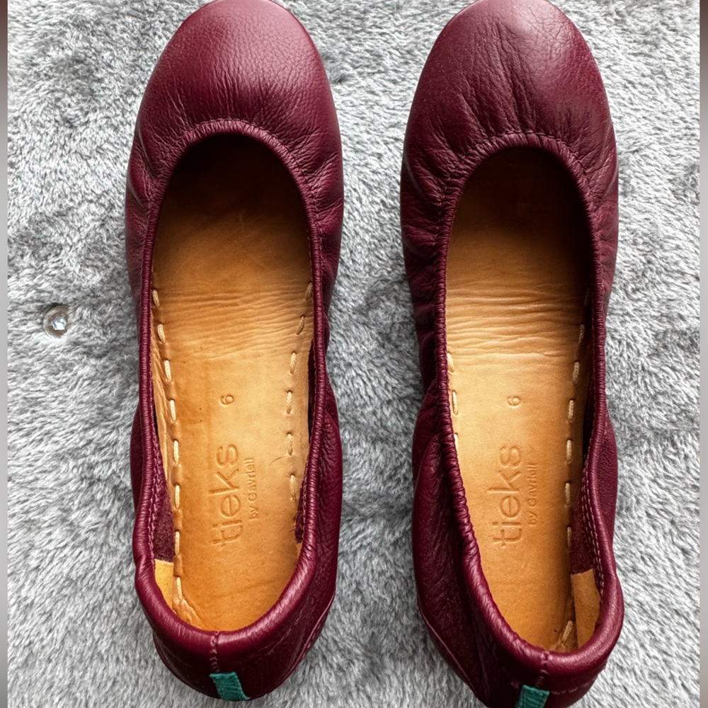 Size 6 Burgundy Tieks